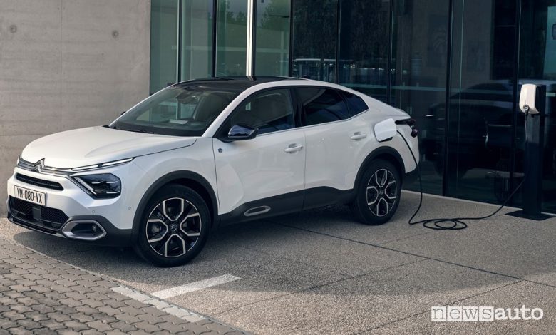 Citroën ë-C4 X elettrica in ricarica