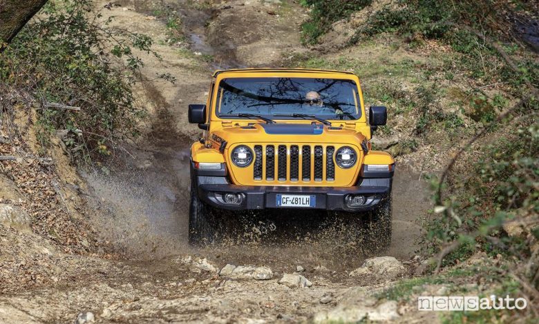 Vista frontale Wrangler JLU Rubicon 4xe in off road