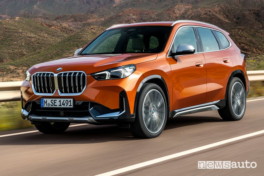 Vista di profilo nuova BMW X1 xDrive23i su strada