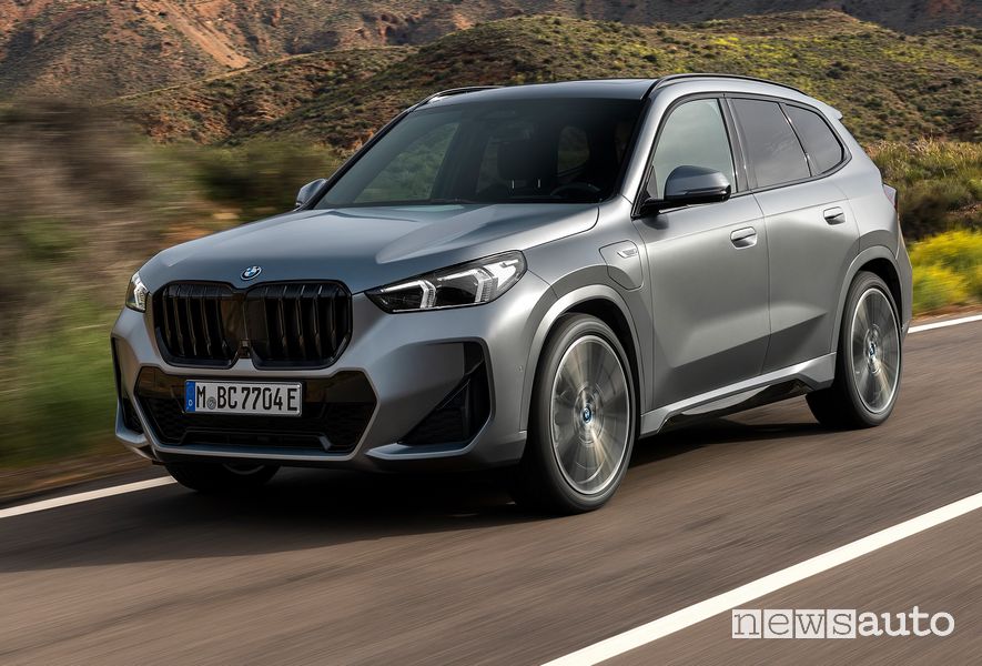 Vista di profilo BMW X1 xDrive30e ibrida plug-in su strada