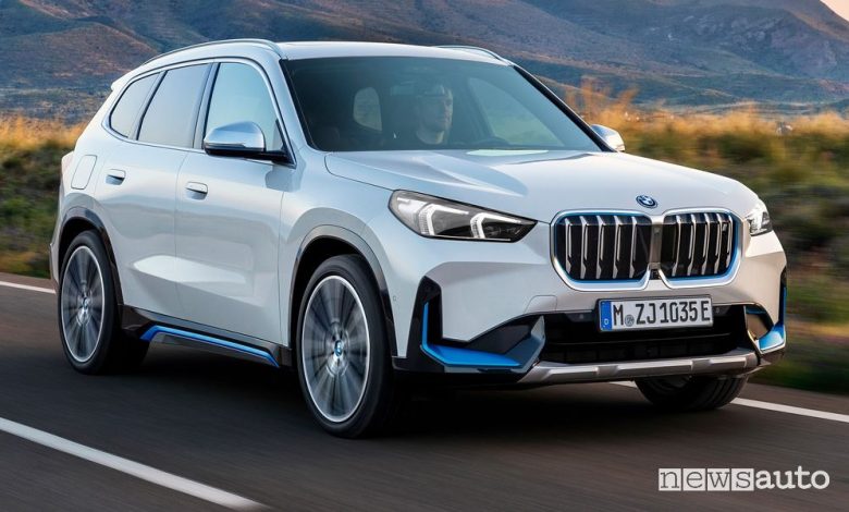 Vista di profilo nuova BMW iX1 xDrive30 elettrica su strada