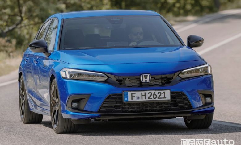 Vista anteriore Honda Civic e:HEV su strada