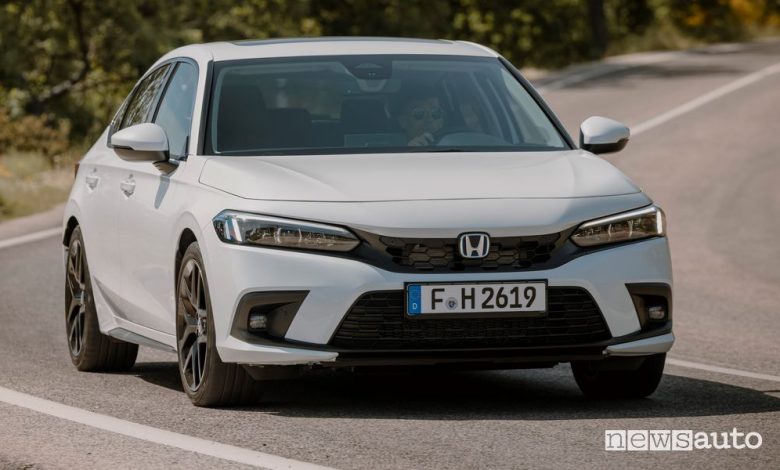 Vista di profilo Honda Civic e:HEV su strada