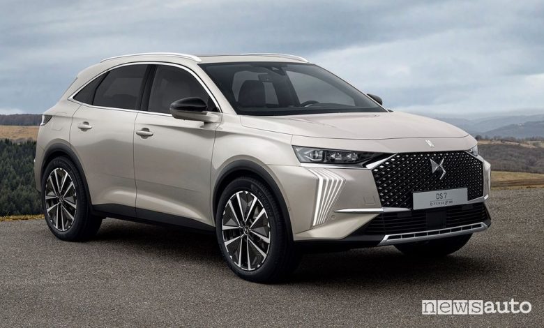 Vista di profilo DS 7 E-Tense 4x4