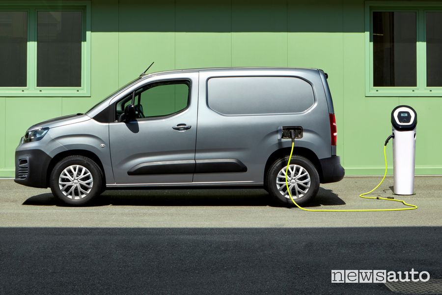 Fiat E-Doblò van elettrico in ricarica