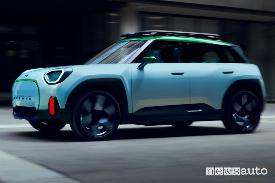 Vista di profilo MINI Concept Aceman su strada
