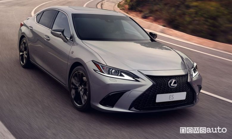 Vista di profilo nuova Lexus ES 2023