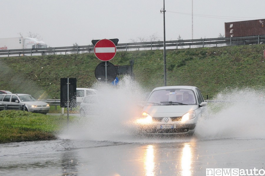 Acqua nel motore quando l'auto transita su una pozzanghera