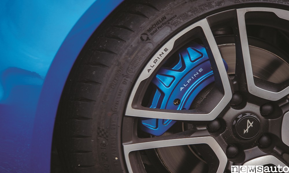 Freni Brembo pinza quattro pistoncini con dischi da 320 mm flottanti
