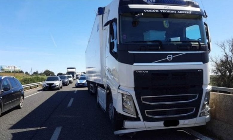 Poliziotto eroe, salta sul tir in corsa ed evita l'incidente