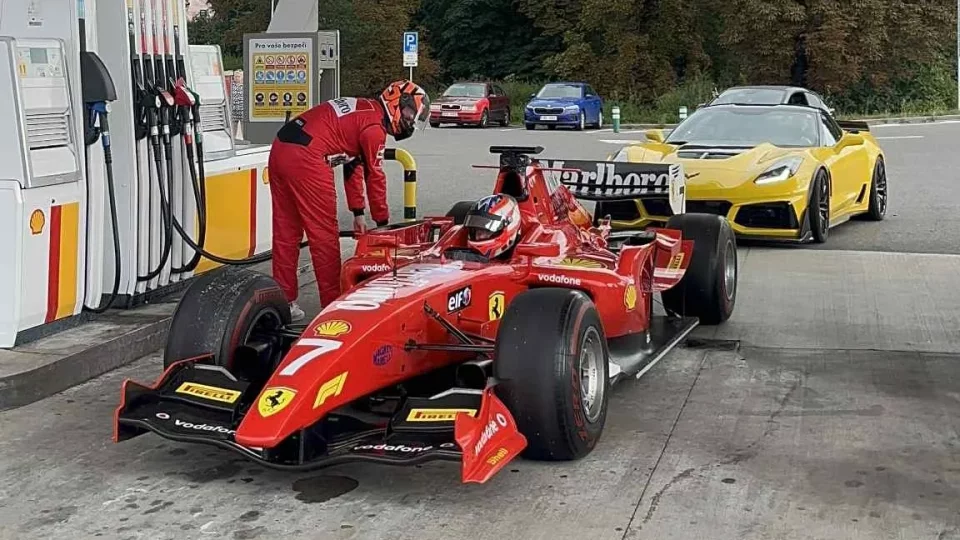 Pit Stop Ferrari al distributore di benzina in autostrada cecoslovacca