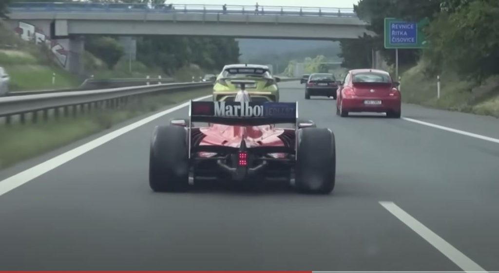 La scritta Malboro parzialmente coperta sull'alettone della Ferrari F1 sull'autostrada