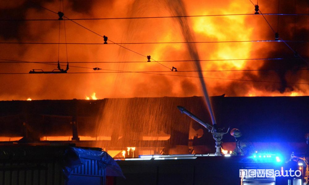 Le fiamme provenienti dalle batterie di un autobus elettrico