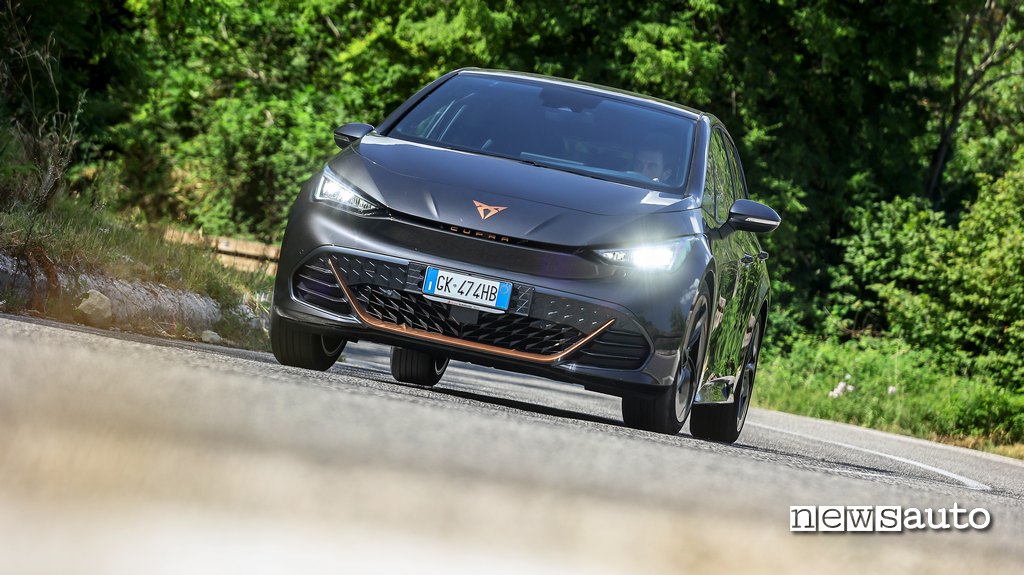Il frontale della Cupra Born e-Boost è molto aggressivo
