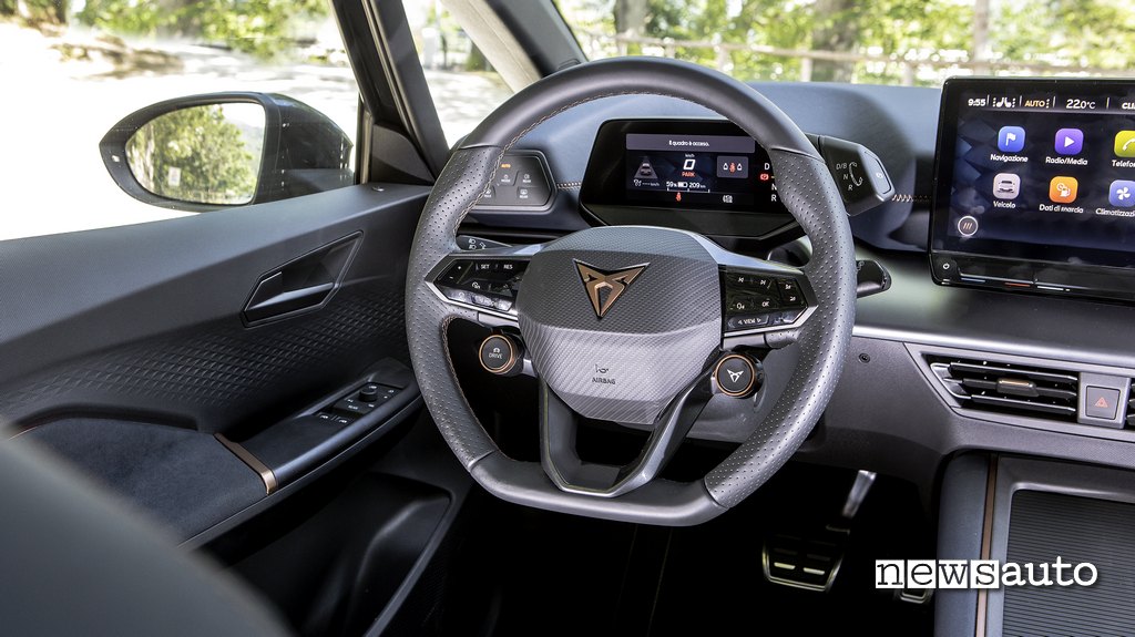Gli interni della Cupra Born e-Boost ritratti durante la nostra prova