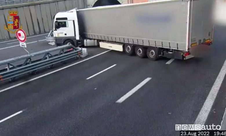 Video inversione ad U in autostrada