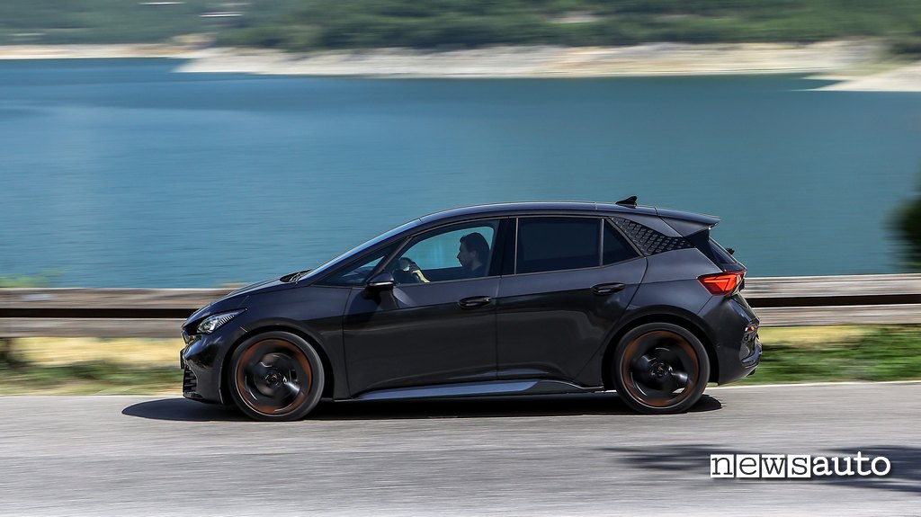 laterale Cupra Born e-Boost