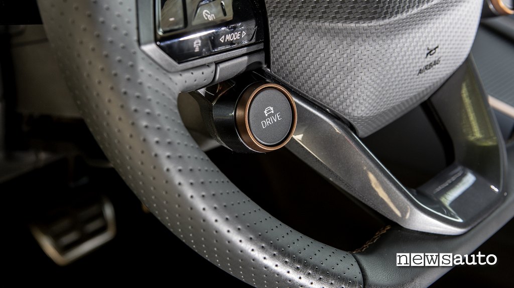 Pulsante sul volante per selezionare la modalità di guida sulla Cupra Born e-Boost