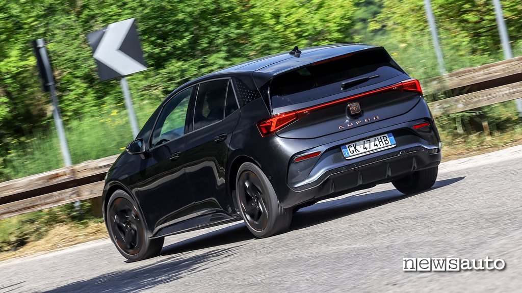 posteriore Cupra Born e-Boost durante la prova, il test su strada
