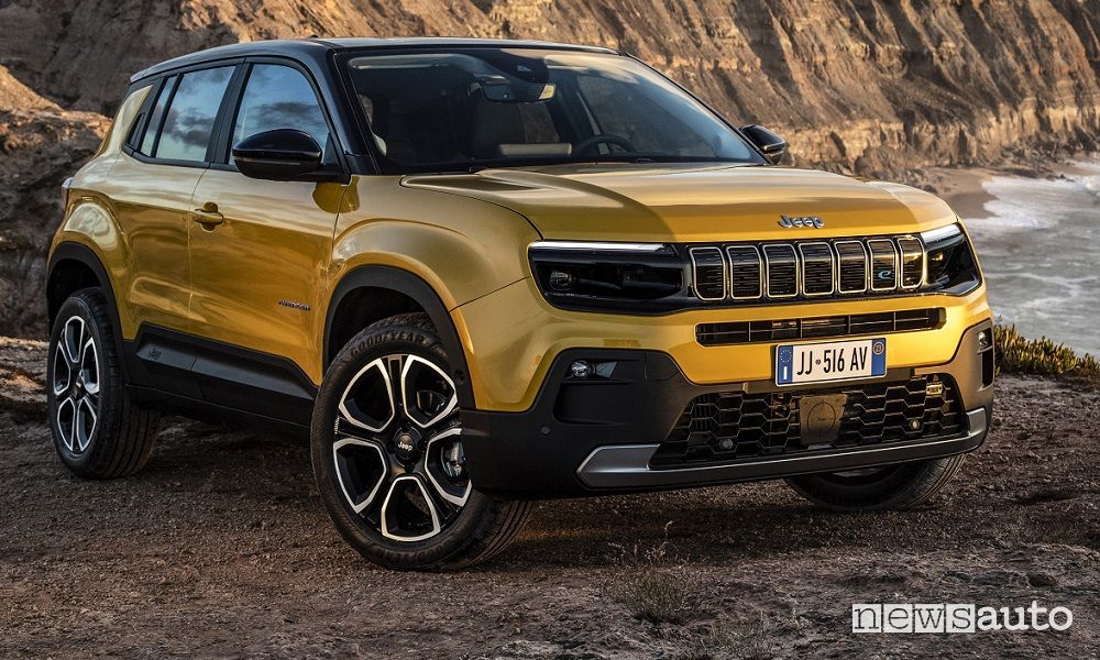 Vista di profilo Jeep Avenger B-SUV elettrico