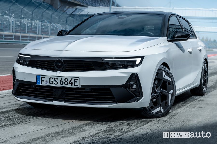 Vista di profilo nuova Opel Astra GSe