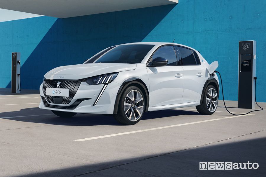 Nuova Peugeot e-208 in ricarica