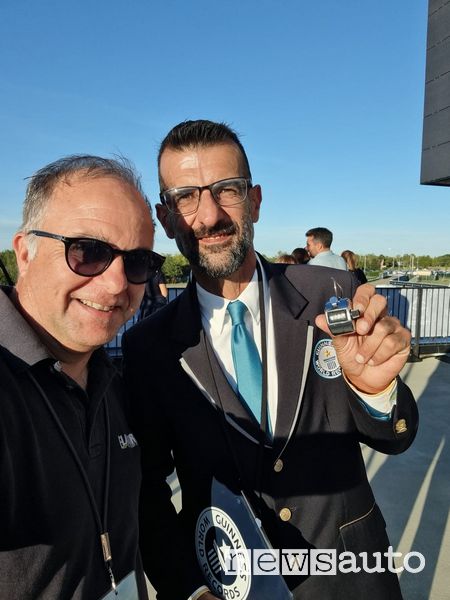 A DX Marco Frigatti giudice ufficiale del Guinness World Records a SX il direttore responsabile di newsauto.live Giovanni Mancini