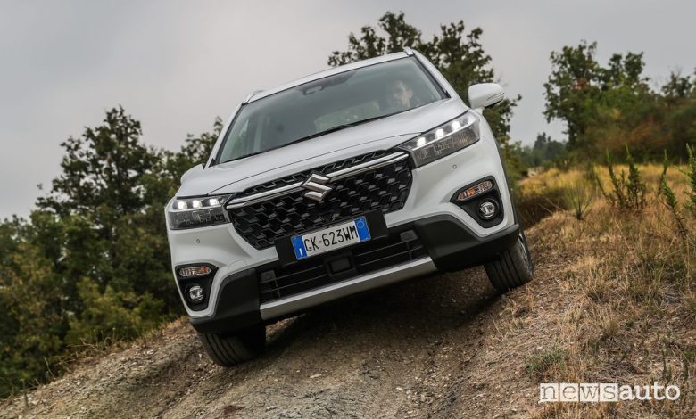 Vista frontale Suzuki S-Cross Hybrid 1.5 140 Volt sullo sterrato