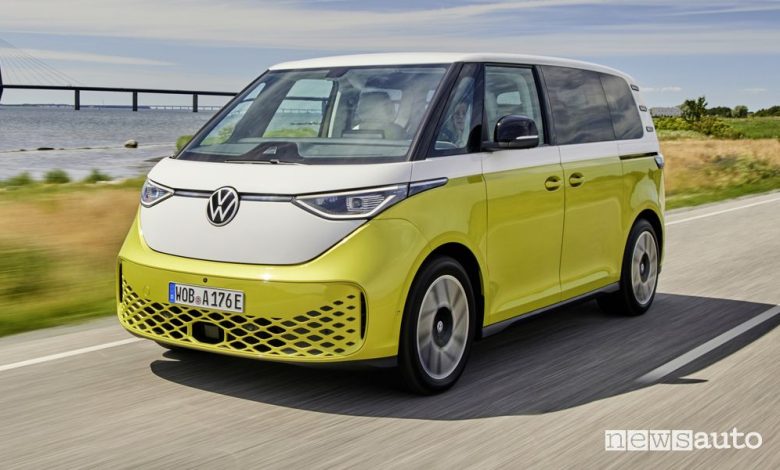Vista di profilo Volkswagen ID. Buzz su strada
