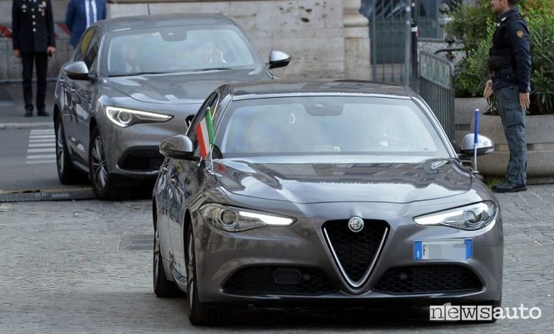 Gorgia Meloni sull'Alfa Romeo Giulia, auto italiana
