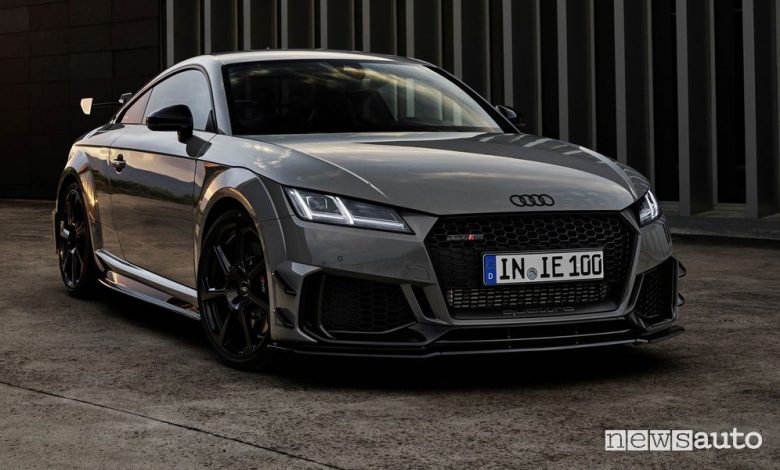 Vista di profilo Audi TT RS Coupé iconic edition