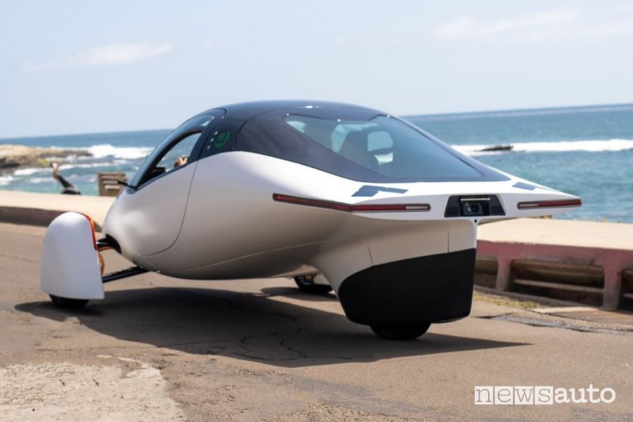 Vista posteriore Aptera auto elettrica solare su strada