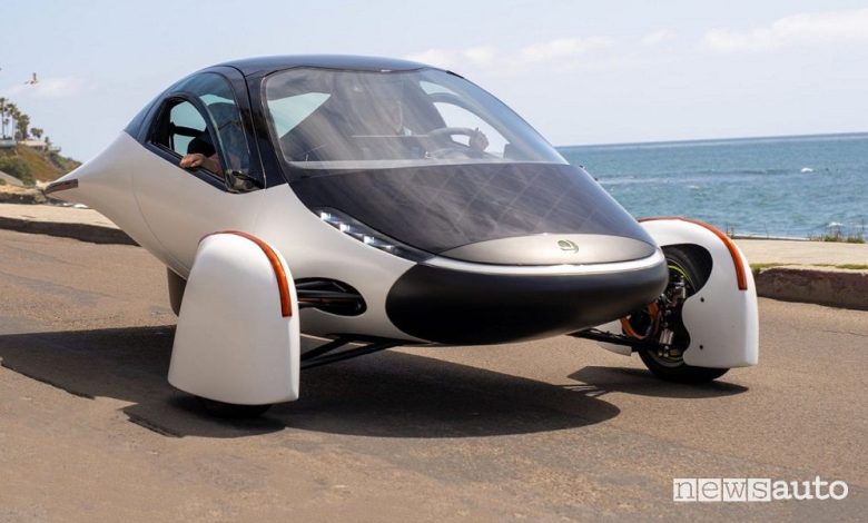 Vista di profilo Aptera auto elettrica solare su strada