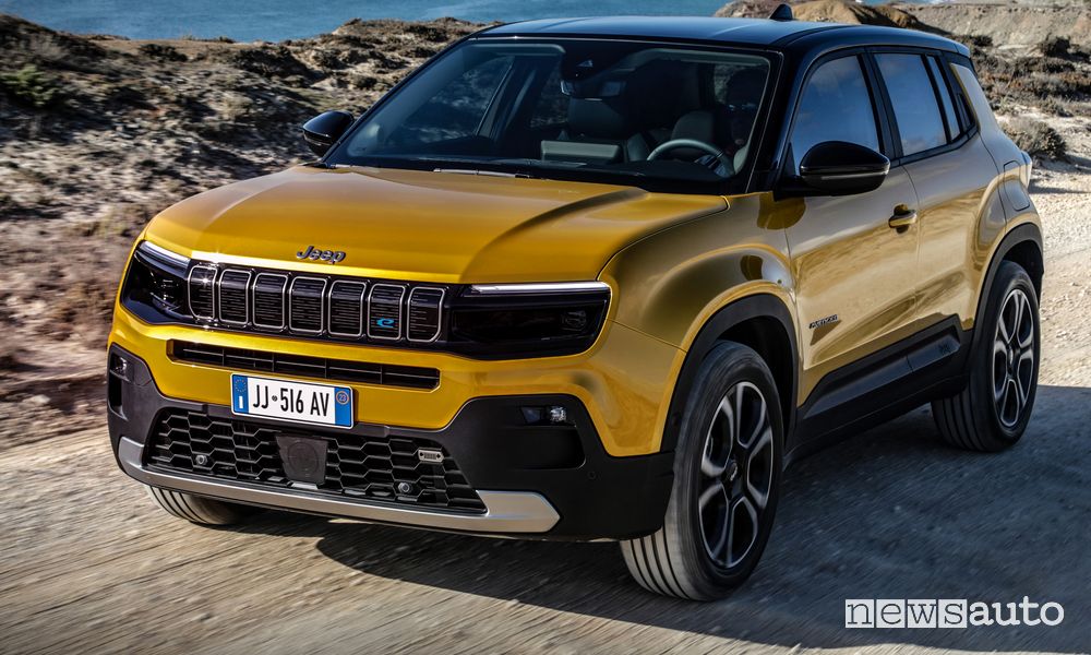 Jeep Avenger anteriore 3/4 su strada