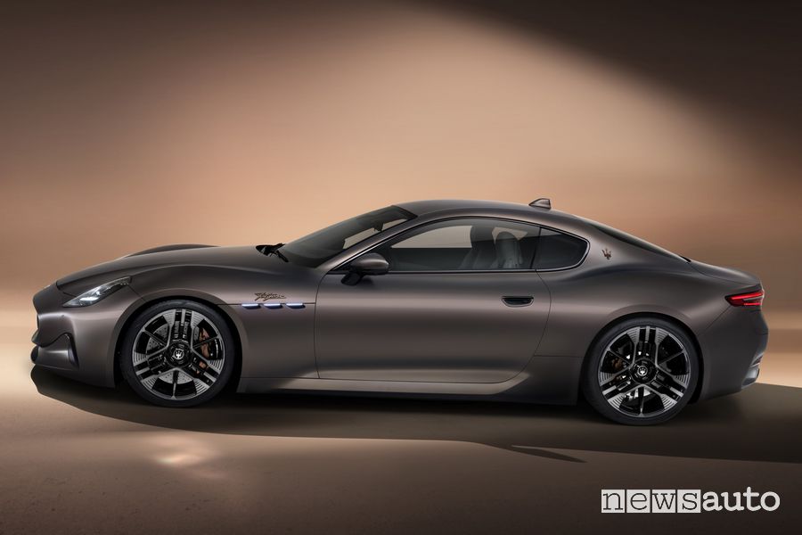 Vista laterale Maserati GranTurismo Folgore elettrica