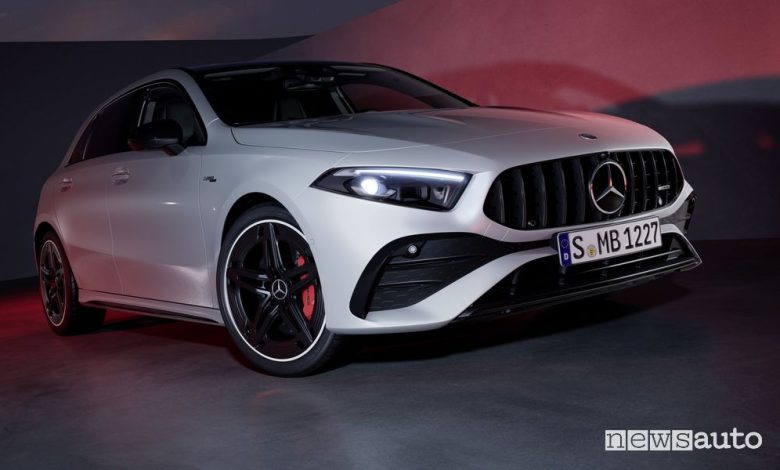Vista di profilo nuova Mercedes-AMG A 35 4Matic