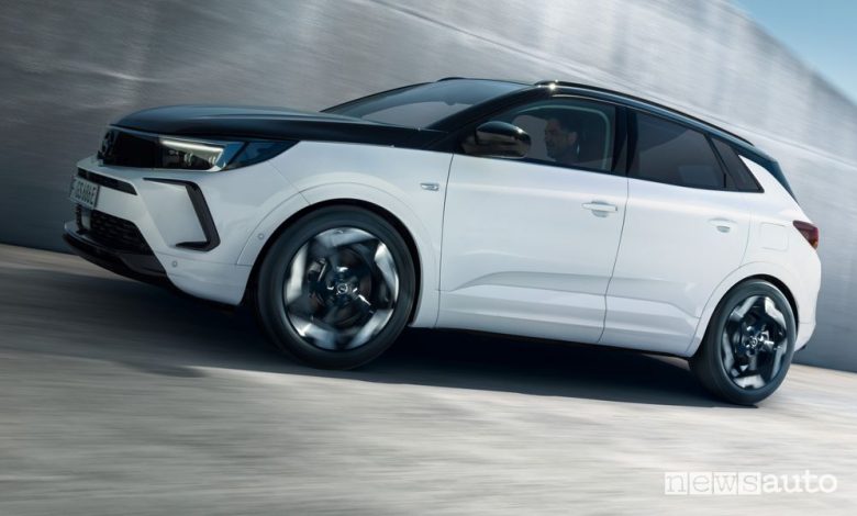 Opel Grandland GSe laterale su strada