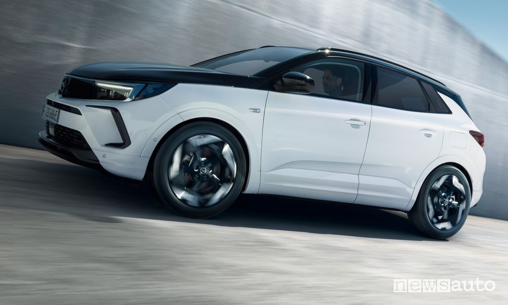 Opel Grandland GSe laterale su strada