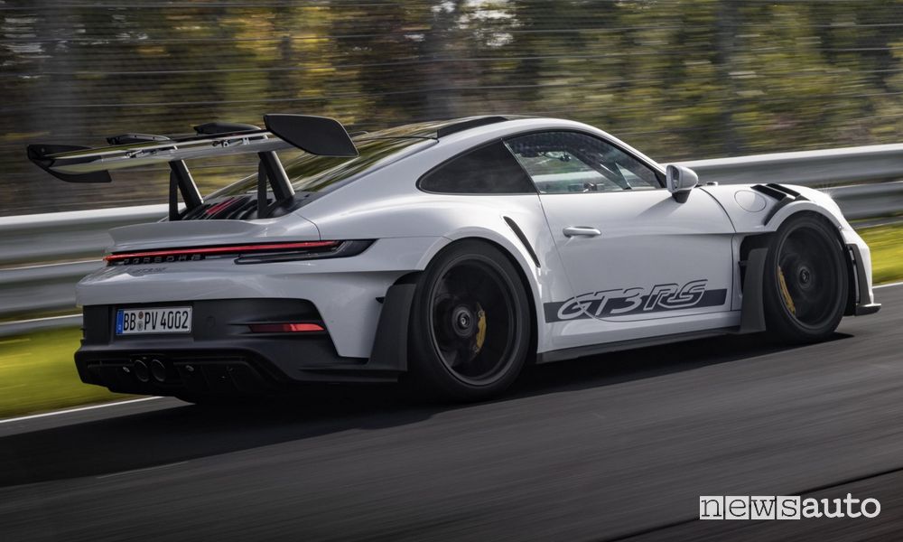 Porsche 911 GT3 RS Weissach record al Nurburgring