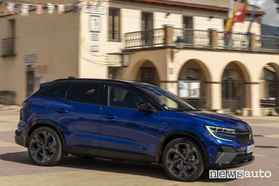 Renault Austral Esprit Alpine laterale su strada