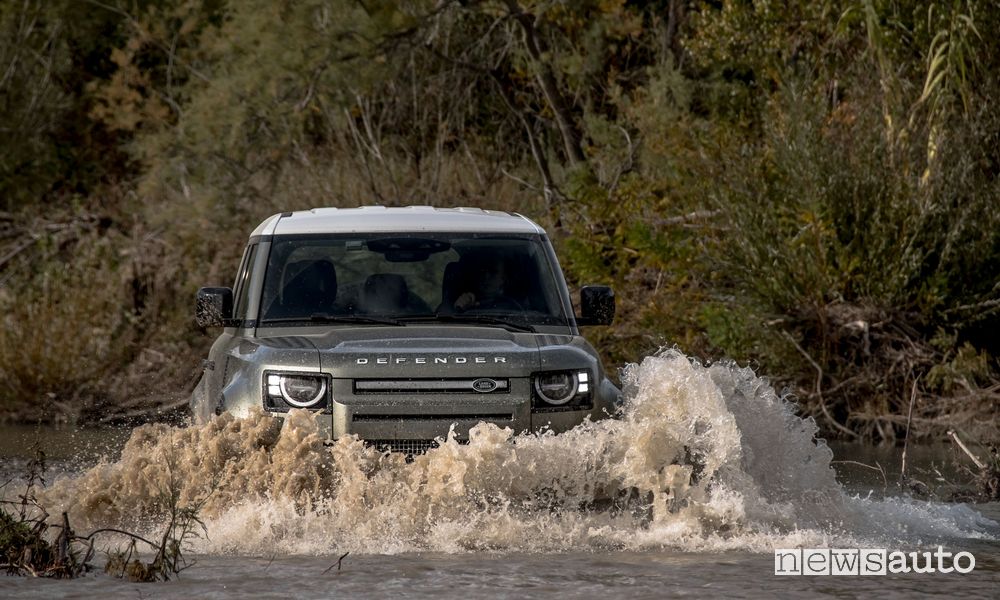 Mercato auto Regno Unito luglio 2023 Land Rover Defeneder