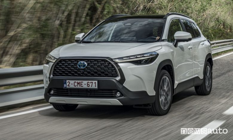 Nuova Toyota Corolla Cross, SUV ibrido, caratteristiche e prezzi