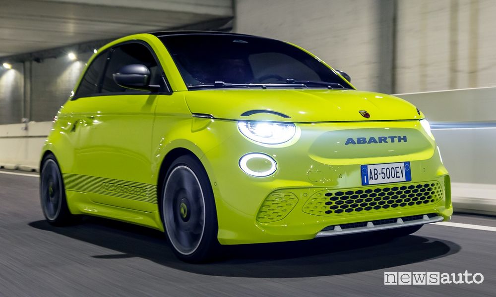 Abarth 500e elettrica anteriore 3/4 su strada di notte