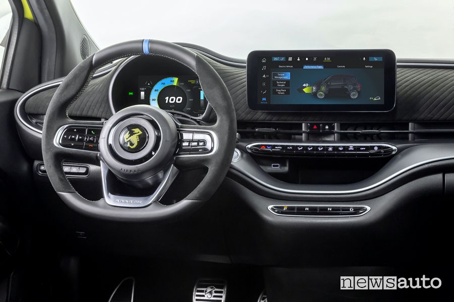 Abarth 500e elettrica display infotainment info autonomia