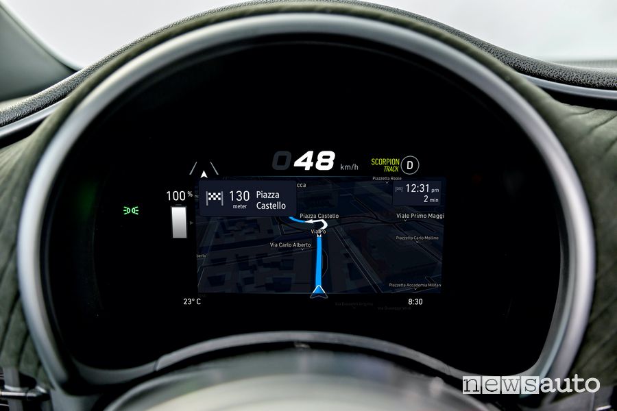 Abarth 500e elettrica navigatore display cruscotto digitale
