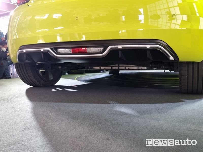 Abarth 500e elettrica sottoscocca dove si intravede la batteria