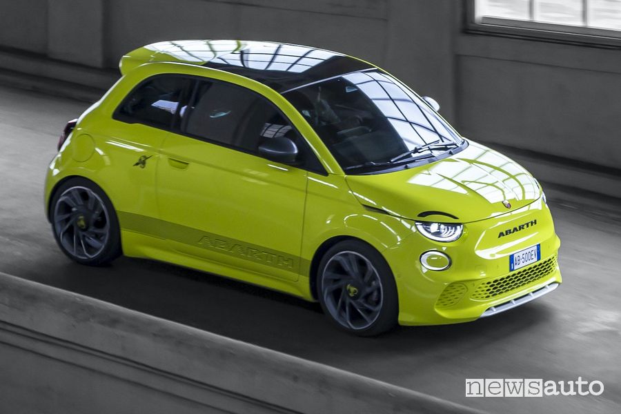 Abarth 500e elettrica su circuito di Mirafiori Torino