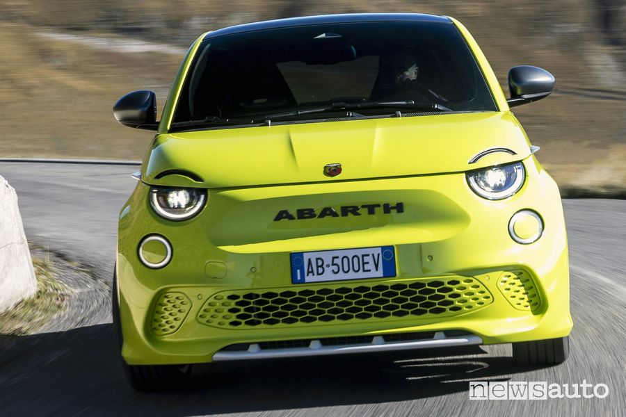 Abarth 500e elettrica frontale su strada