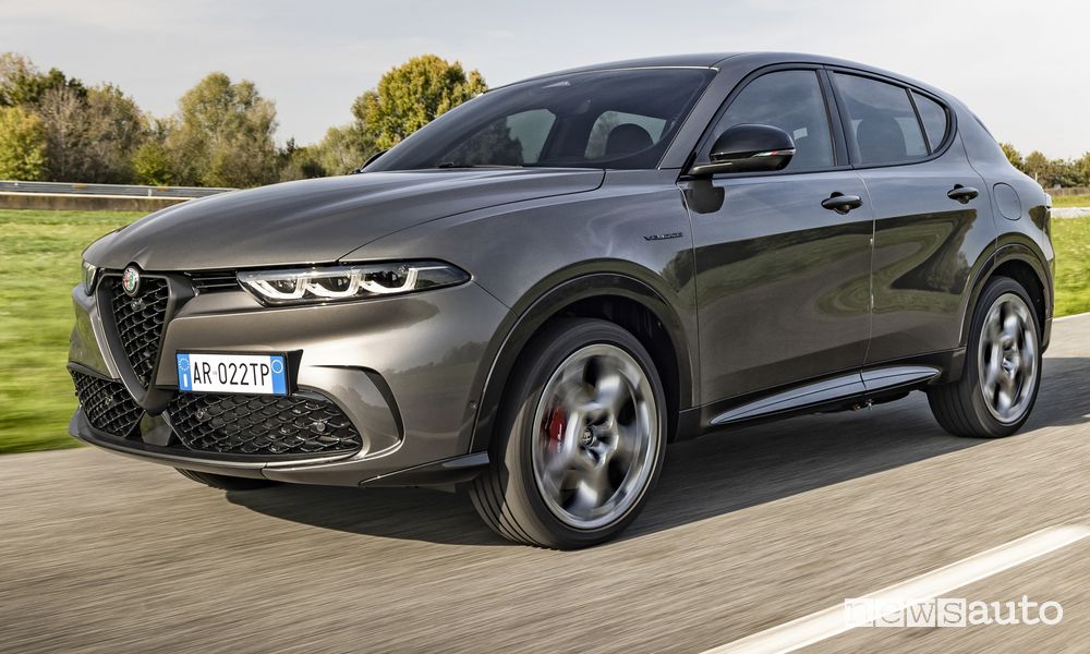 Alfa Romeo Tonale Plug-In Hybrid Q4 Speciale anteriore 3/4 su strada