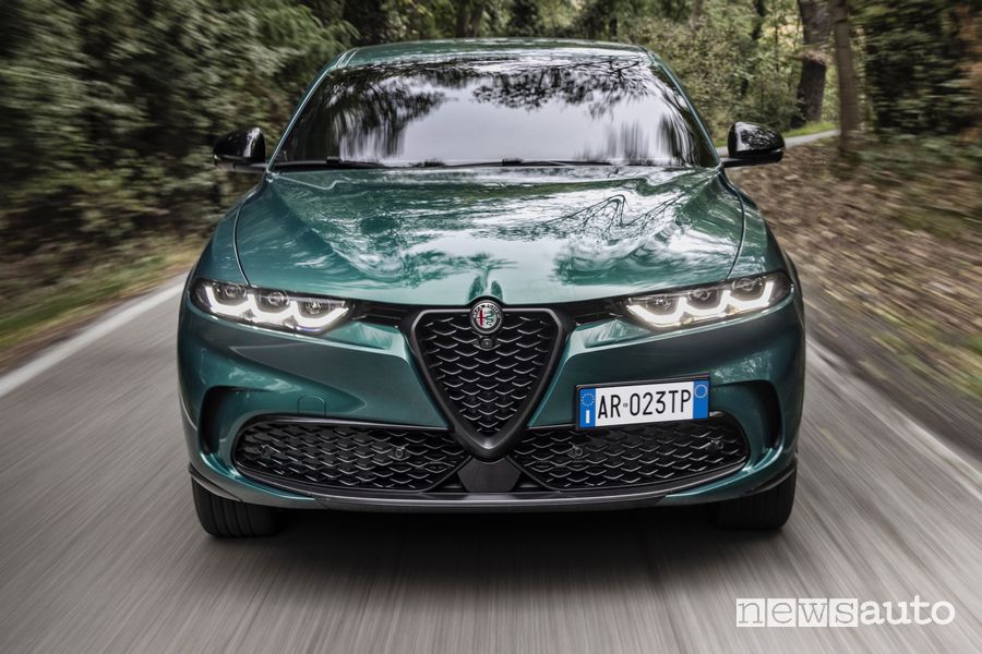 Alfa Romeo Tonale Plug-In Hybrid Q4 Veloce anteriore su strada
